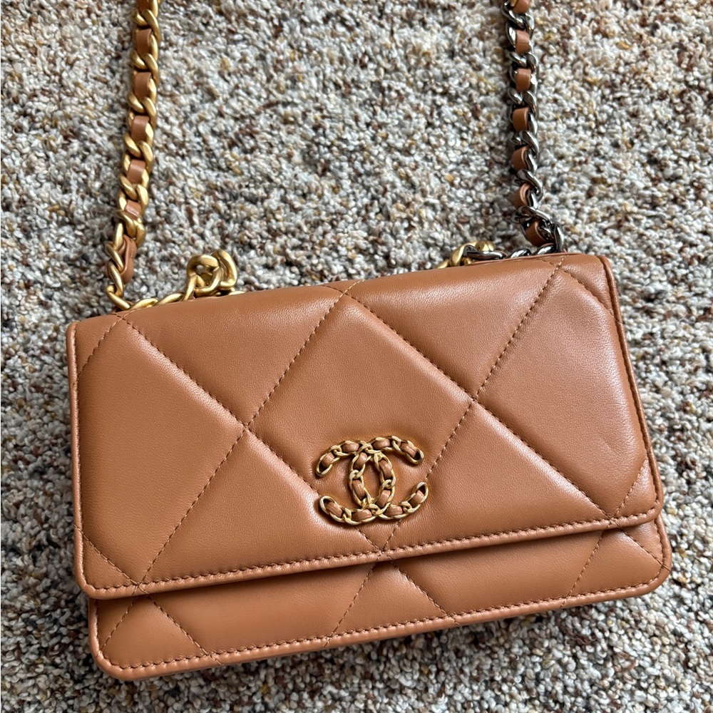 Chanel 19 WOC
